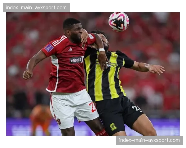 特写：埃及老将赫加齐在开罗站夺冠后，将金牌挂在了启蒙教练的脖子上